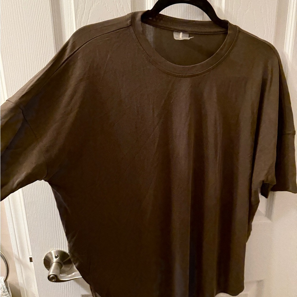 CALLA Split Rounded Hem Women’s T-Shirt